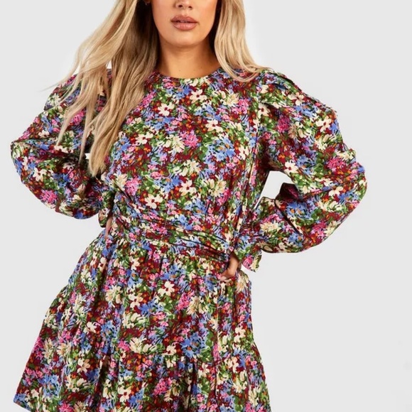 Boohoo PLUS WOVEN PUFF SLEEVE FLORAL SKATER DRESS - Picture 2 of 16